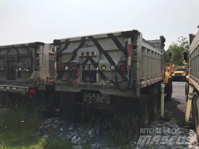 Mack CV713 Hiekan- ja suolanlevittimet