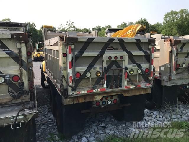 Mack CV713 Hiekan- ja suolanlevittimet