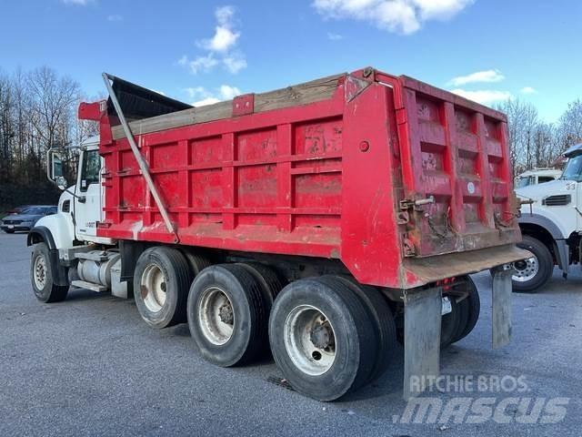 Mack CV713 Sora- ja kippiautot