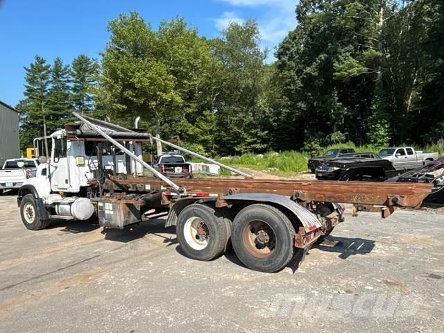 Mack CV713 Nostovarsi-vaihtolavakuorma-autot