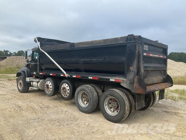 Mack CV713 Sora- ja kippiautot