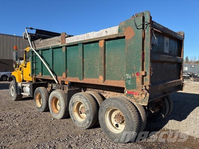 Mack CV713 Sora- ja kippiautot