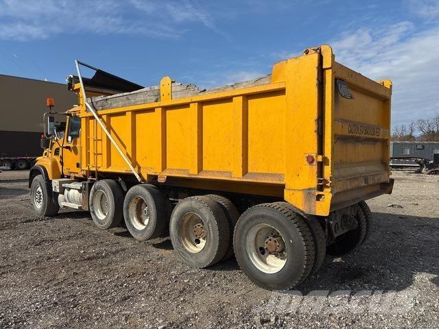 Mack CV713 Sora- ja kippiautot