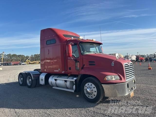 Mack CX613 Vetopöytäautot