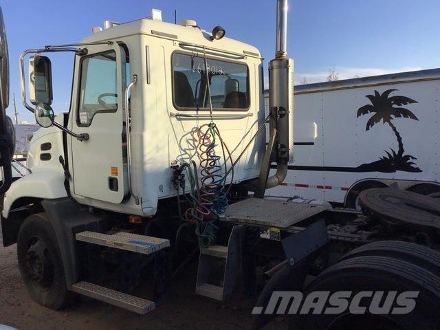 Mack CXN612 Vetopöytäautot