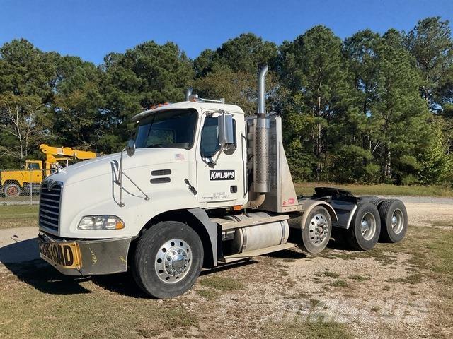 Mack CXN613 Vetopöytäautot