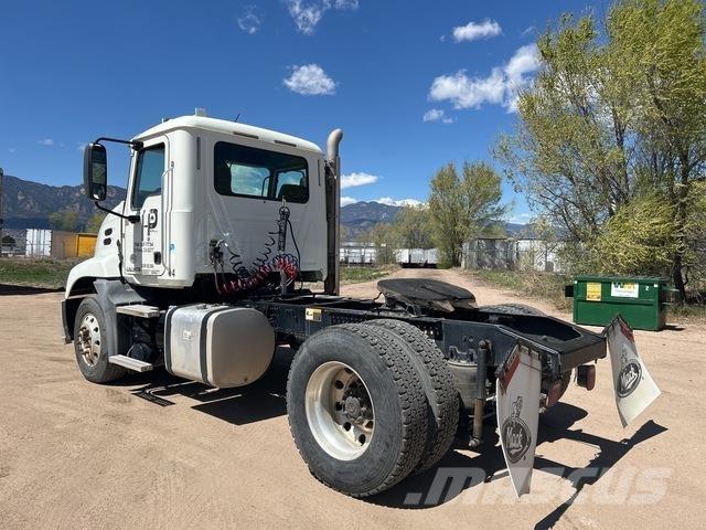 Mack CXU612 Vetopöytäautot
