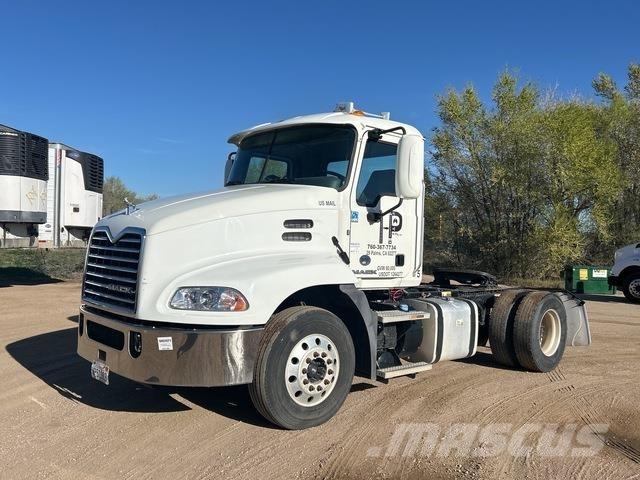 Mack CXU612 Vetopöytäautot