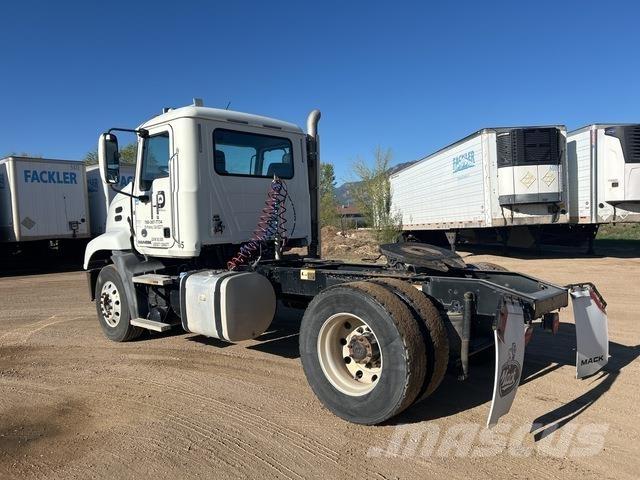 Mack CXU612 Vetopöytäautot