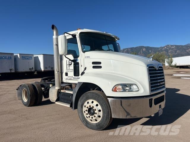Mack CXU612 Vetopöytäautot