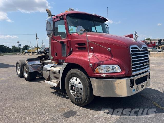 Mack CXU612 Vetopöytäautot