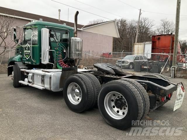 Mack CXU613 Vetopöytäautot