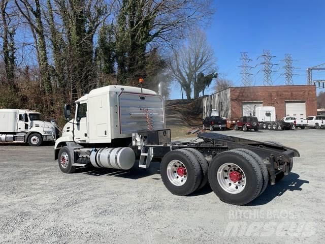 Mack CXU613 Vetopöytäautot