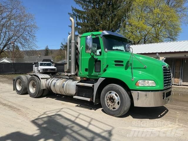 Mack CXU613 Vetopöytäautot