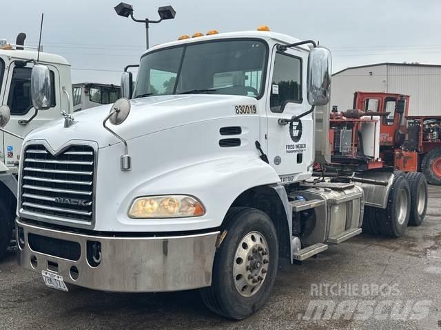 Mack CXU613 Vetopöytäautot