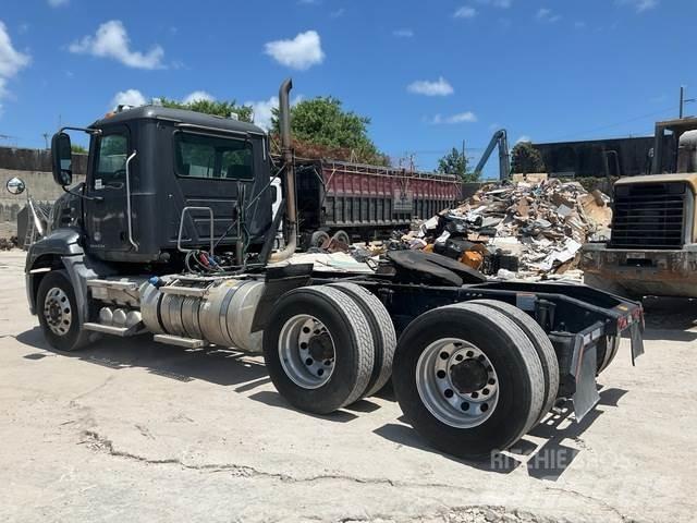 Mack CXU613 Vetopöytäautot