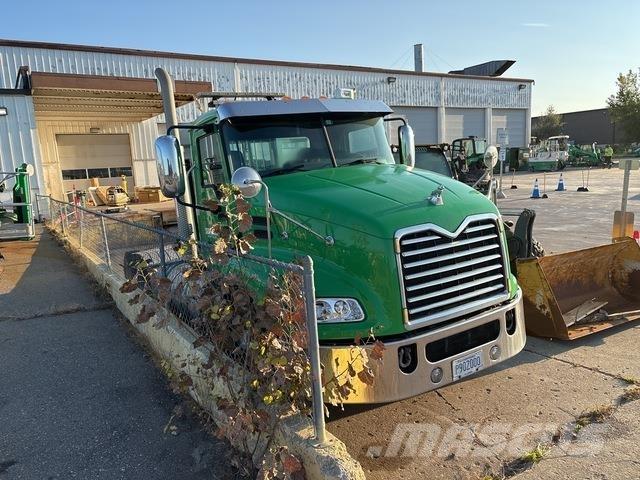 Mack CXU613 Vetopöytäautot