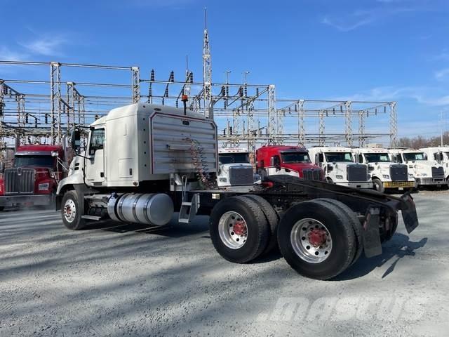 Mack CXU613 Vetopöytäautot