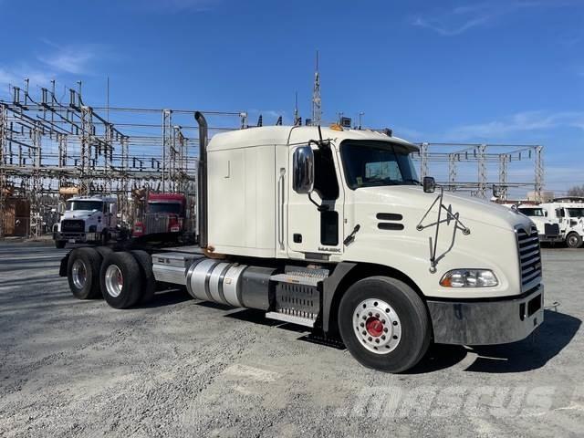 Mack CXU613 Vetopöytäautot