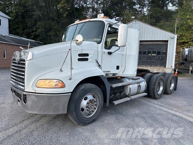 Mack CXU613 Vetopöytäautot