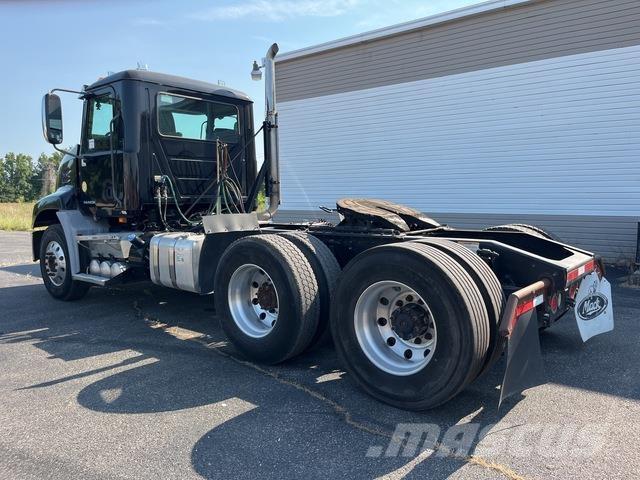 Mack CXU613 Vetopöytäautot