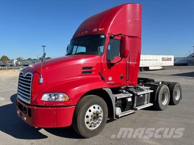 Mack CXU613 Vetopöytäautot