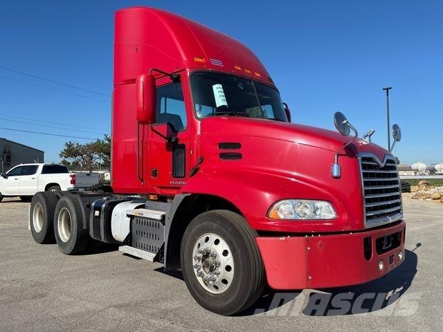 Mack CXU613 Vetopöytäautot