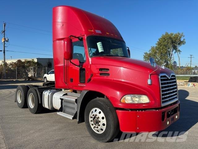 Mack CXU613 Vetopöytäautot