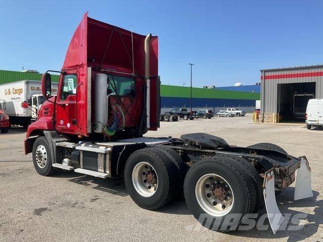 Mack CXU613 Vetopöytäautot