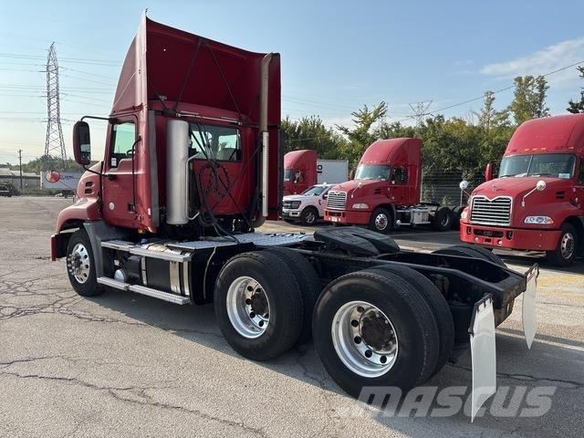 Mack CXU613 Vetopöytäautot