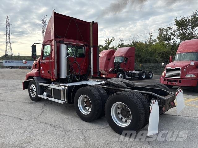 Mack CXU613 Vetopöytäautot