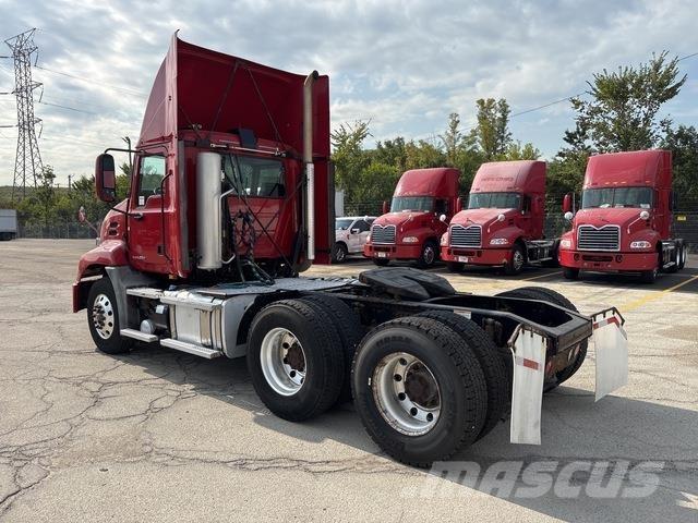 Mack CXU613 Vetopöytäautot