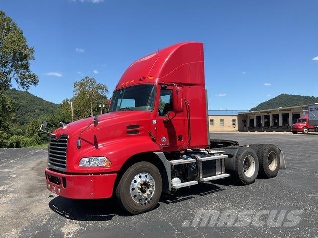 Mack CXU613 Vetopöytäautot