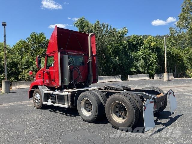 Mack CXU613 Vetopöytäautot