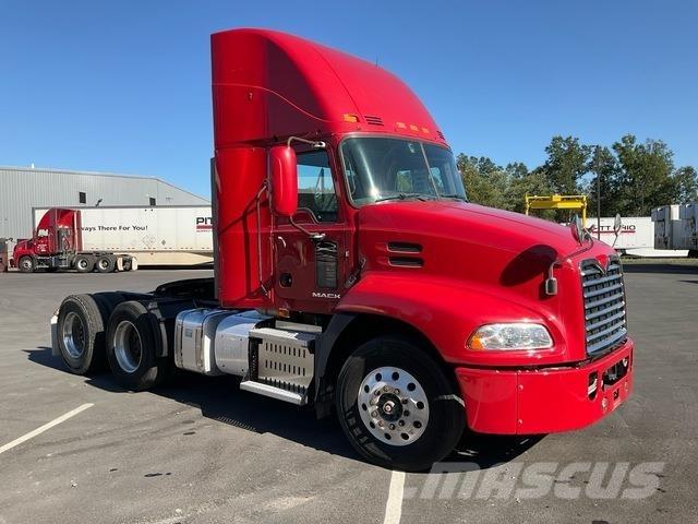 Mack CXU613 Vetopöytäautot