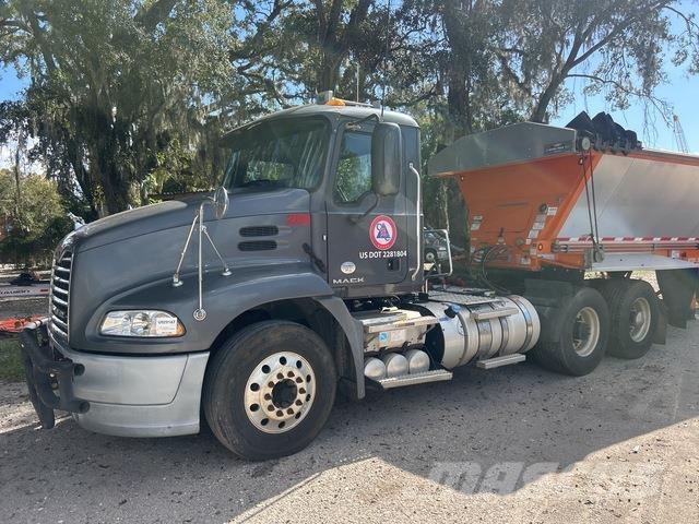 Mack CXU613 Vetopöytäautot