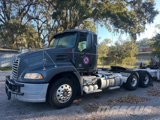 Mack CXU613 Vetopöytäautot