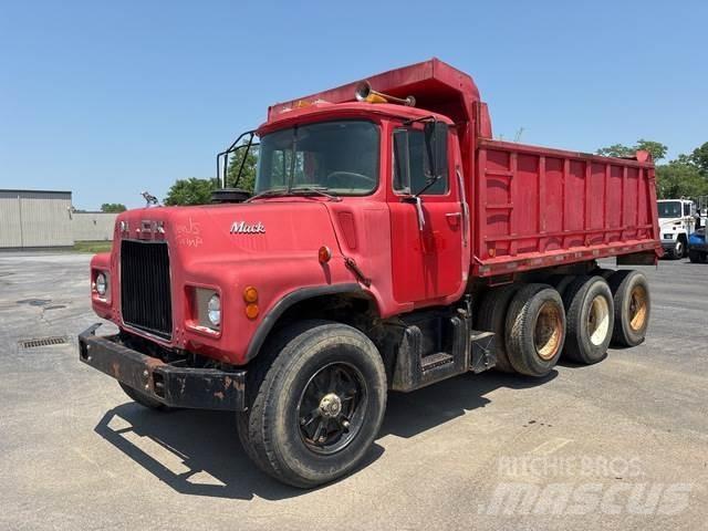 Mack DM685 Sora- ja kippiautot