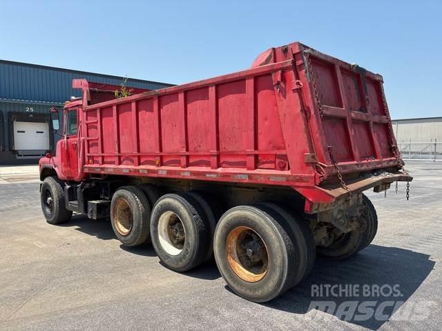 Mack DM685 Sora- ja kippiautot