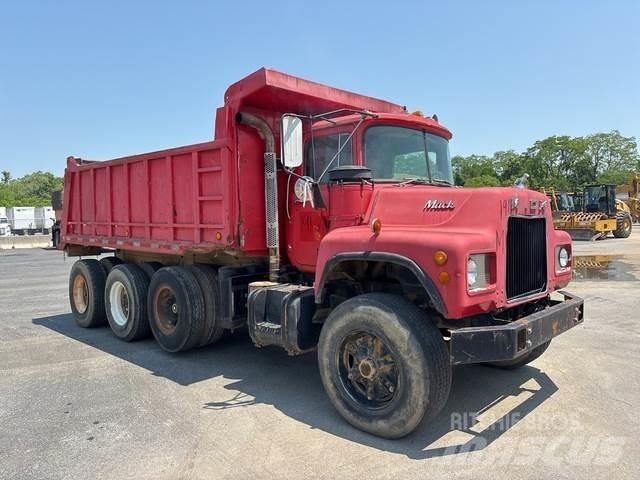 Mack DM685 Sora- ja kippiautot