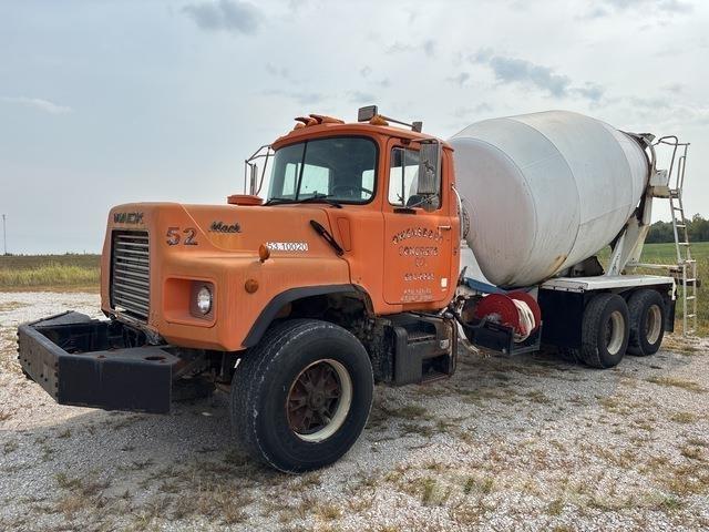 Mack DM690 Vesisäiliöautot