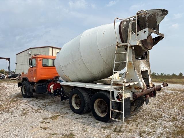 Mack DM690 Vesisäiliöautot