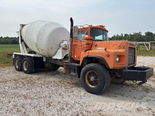 Mack DM690 Vesisäiliöautot