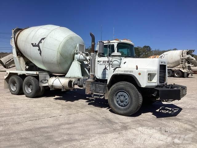 Mack DM690S Muut kuorma-autot