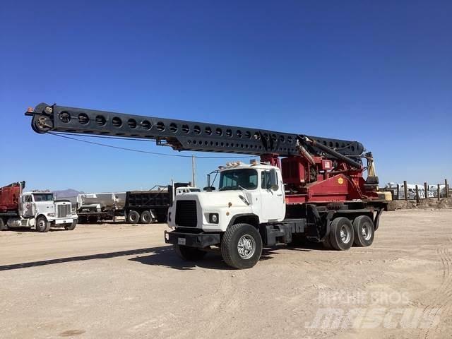 Mack DM690S Kuorma-auto porauskalustolla