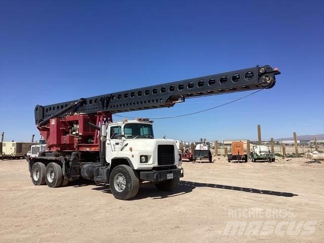 Mack DM690S Kuorma-auto porauskalustolla
