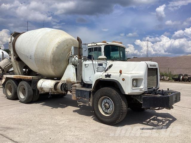 Mack DM690S Muut kuorma-autot