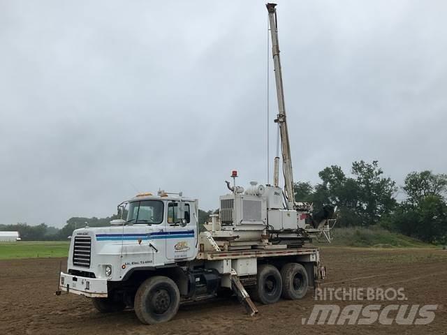 Mack DMM6906S Kuorma-auto porauskalustolla