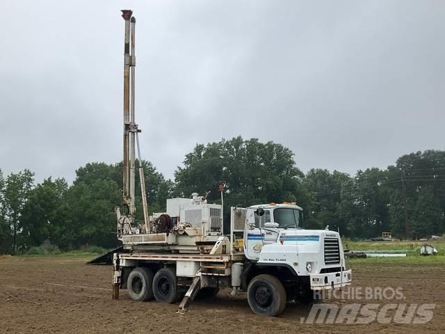 Mack DMM6906S Kuorma-auto porauskalustolla