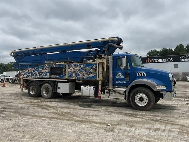 Mack GR64B Betonipumppuautot